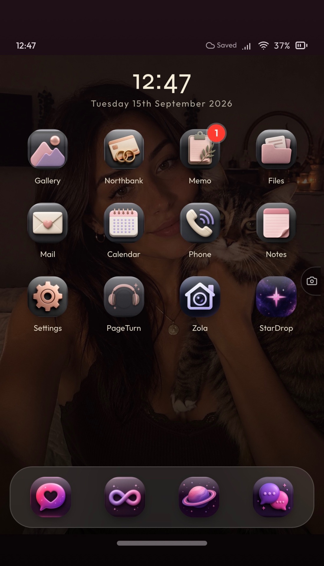 Lily's phone home screen with app icons and an unread memo notification